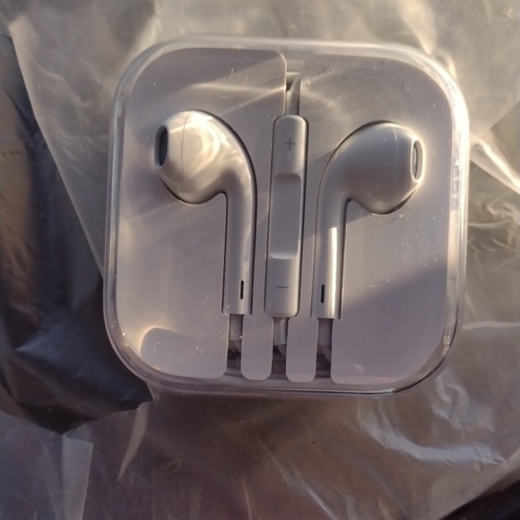 Apple White EarPods with Remote and Mic - Picture 1 of 2